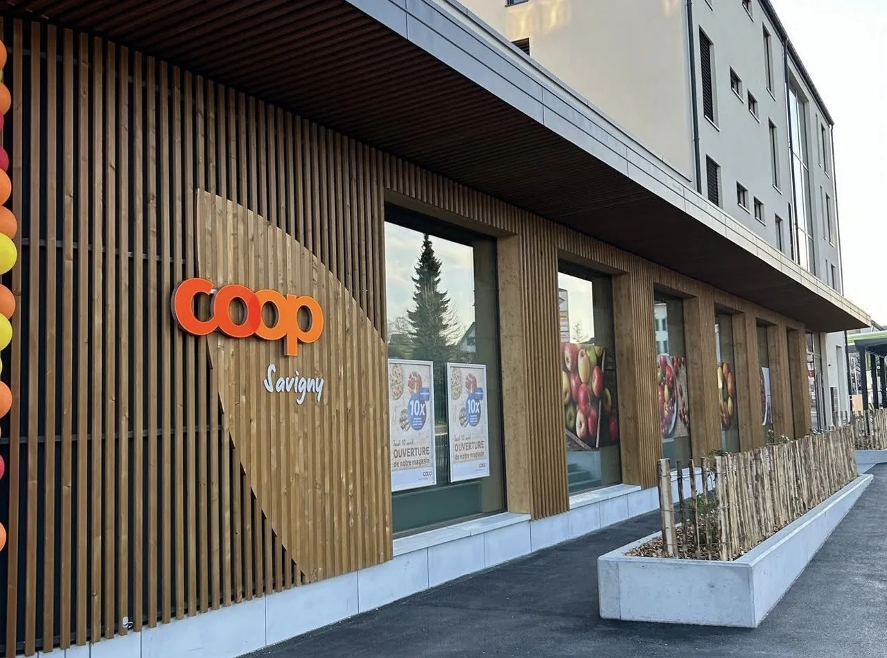 Rez commercial en bardage bois, enseigne et jardinières