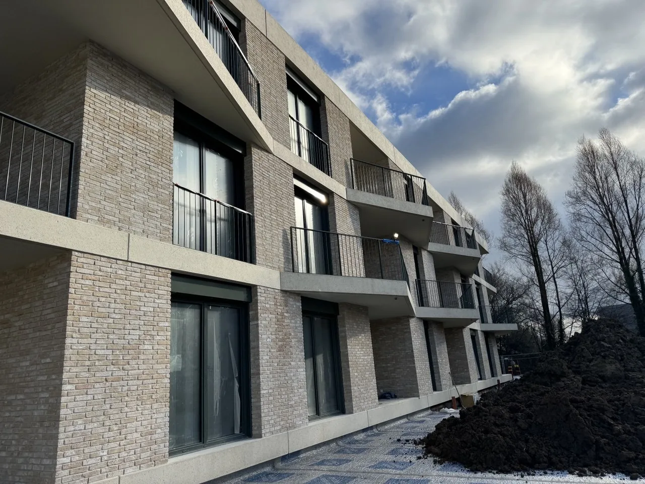 Logements en briques claires, balcons et grandes baies